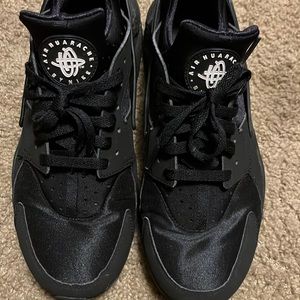 Triple black Nike haurache